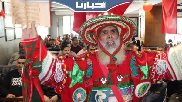 كأننا في يوم المسيرة الخضراء..مواطن يدعو بخشوع لأسود الأطلس قبل بداية المباراة